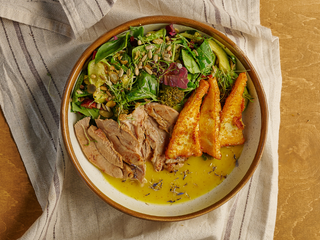 Зелений салат зі смаженим халумі та індичкою (330г)