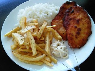 Panado de Frango com Batata Frita e Salada