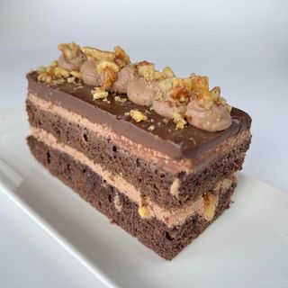 შოკოლადის ნამცხვარი კარამელით და თხილით