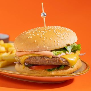 Бургер с телятиной и фирменным соусом