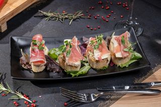 Bruschete cu crema de avocado, camembert si prosciutto crudo