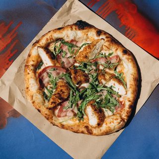 З хрусткою куркою та беконом