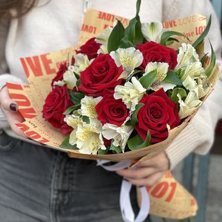 თაიგული ვარდებითა და ალსტრომერიებით 2090