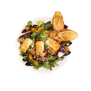 Sałatka z grillowanym serem halloumi