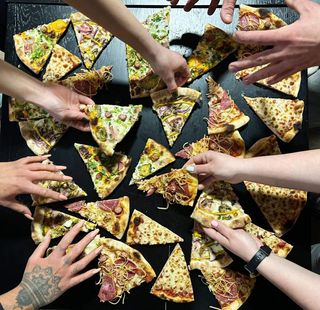 Zestaw Pizza Capriciosa 30cm + Coca-Cola 0,5l + sos czosnkowy