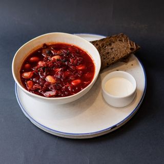 Борщ український з м'ясом, копченою грушею та квасолею Ясь (400 г)