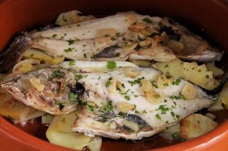 Dorada al horno con patatas panadera