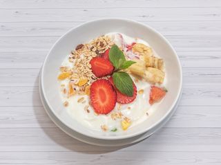 Samo zdrowie duża porcja jogurtu z muesli, owoce