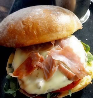 La Española Cuando Besa Burger