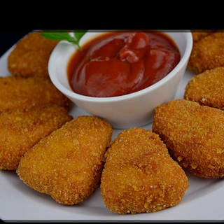Nuggets de pollo con patatas fritas 