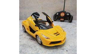 Спортивная машинка на пульту управления