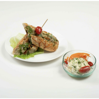  Sandwich Poulet, tomate séchée, mozzarelle & pesto   Avec salade de crudités