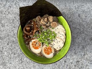 Shio chintan з куркою, маринованими грибами та гарбуз (530g)