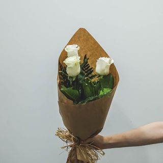 3 rosas blancas