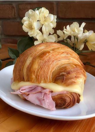 Croissant de Mantequilla Relleno de jamon y queso