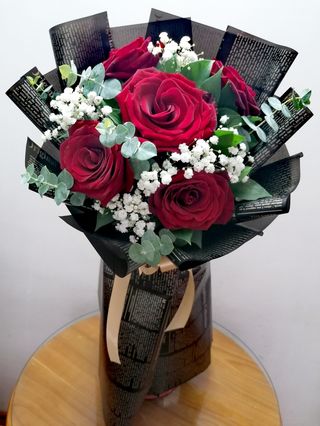 Buket sa crvenim ružama u okrugloj formi