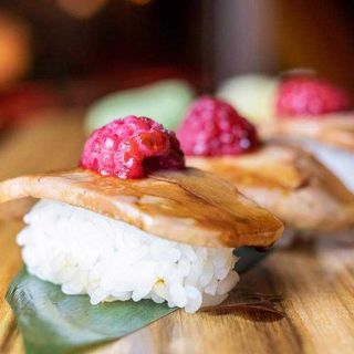 Nigiri de foie con frambuesa y teriyaki (und)