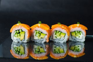 Урамаки пушена сьомга и портокал (4бр - 130г)