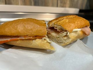 Bocata con lomo adobado