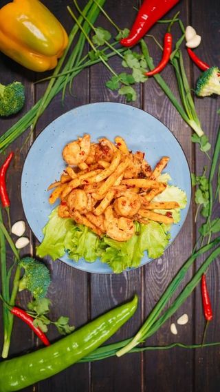 Жареные креветки с фри (400г)