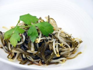 Insalata di germogli di soia e alghe marine
