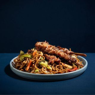 Yakisoba con Pollo Yakitori