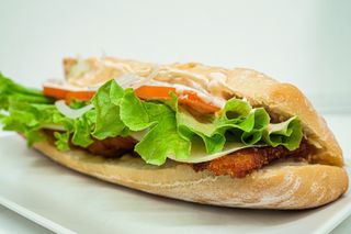 Bocadillo De Pechuga De Pollo Empanado