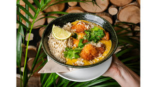 Kalafior panierowany podany w sosie migdałowo szafranowym z ryżem pulao