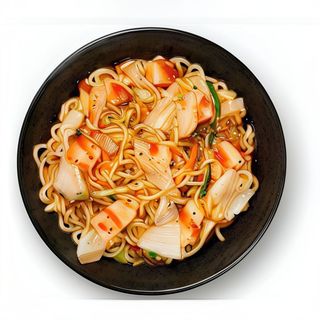 Wok yakisoba con salmón, salsa de ostras y katsuobushi