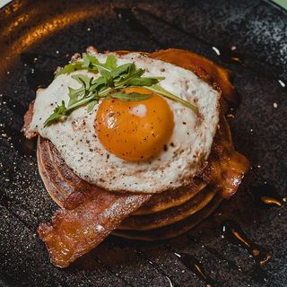 Pankejki z Bekonem, jajkiem i syropem klonowym