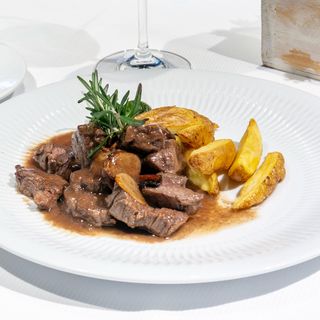 Salteado de solomillo al ajo dorado. Ración