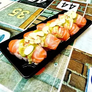 nigiri salmon quemar 5u手握烤三文鱼