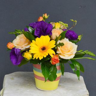 Aranjamentul zilei in culori mov si galben