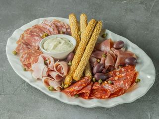 Антипасто м'ясне з оливками, каперсами, грісіні та трюфельним соусом