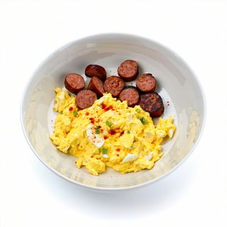 Scramble de huevos fritos, salchichas naturales de pavo, fresh y café