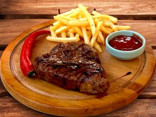 Свинячий ошийок з картоплею фрі / Collo di maiale con patatine fritte (300g)