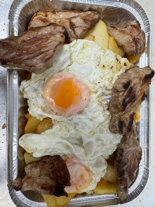 Huevos camperos con patatas y solomillo ibérico (De Casa)