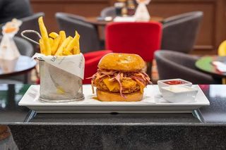 Crispy chicken sa pomfritom kečapom i majonezom