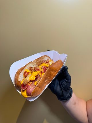 Wurstel, cheddar, crispy bacon e fries