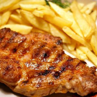 Ceafa de porc, garnitura la alegere si salata