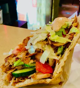 10. Kebab w bułce z cielęciną z fetą (Mega)