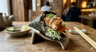93-Temaki De Pollo Crujiente (1 Ud.)