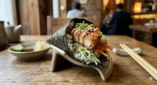 93-Temaki De Pollo Crujiente (1 Ud.)