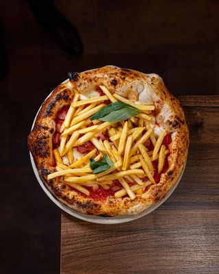 Pizza Würstel e patatine