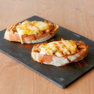 A Tosta de Chicharrons con Queixo de Arzua