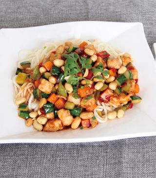1006 Rezanci sa Kung Pao piletinom 540g/宫保鸡丁盖面