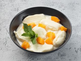 Jogurt z brzoskwinią Йогурт з персиком та гранолою (230g)