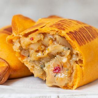 Empanada de Tomate Seco y Provolone