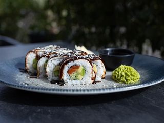 Золотой дракон з лососем, вугрем та авокадо. (360g)