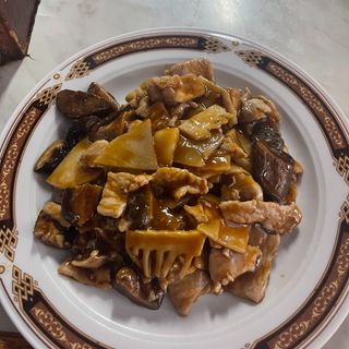 Cerdo Con Bambú Y Setas Chinas